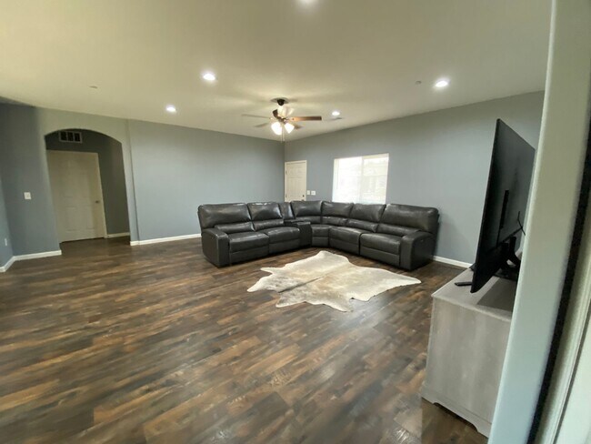 Building Photo - Newer home for rent in Visalia