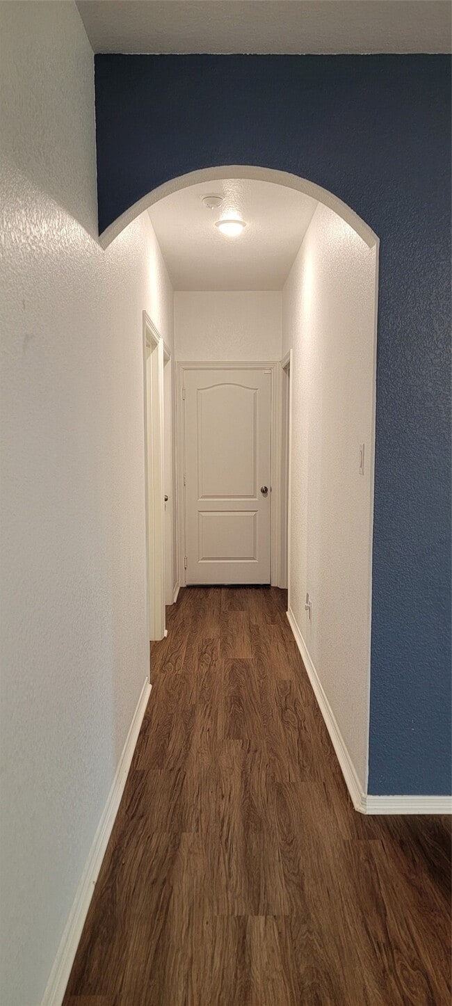 Building Photo - 2106 Benjamin Park