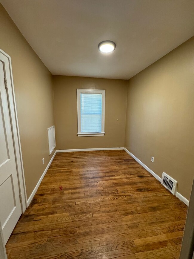 Foto del edificio - 1566 W 116th St