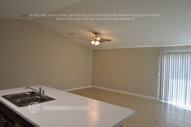 Building Photo - 242 SW Airview Ave