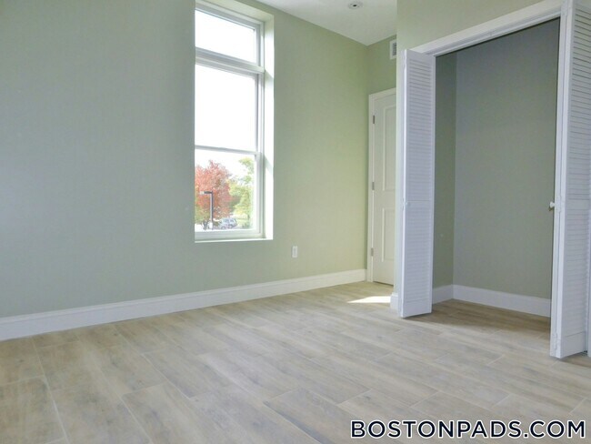 Building Photo - 10 Roxbury St