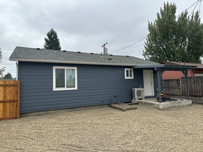 Building Photo - 2 bedroom, 1 bath house in Springfield!