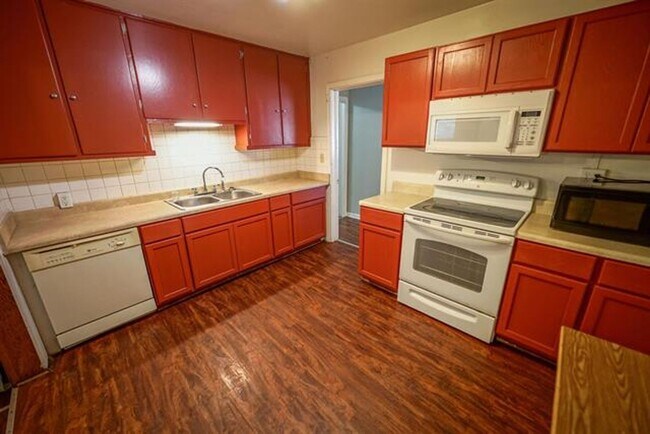 Photo - 4 bed 2 bath house,walk to the Stadium!! Available August 2026!