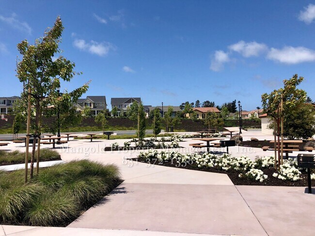 Foto del edificio - Spacious Two Story 3 Bed 2 Bath Home Locat...