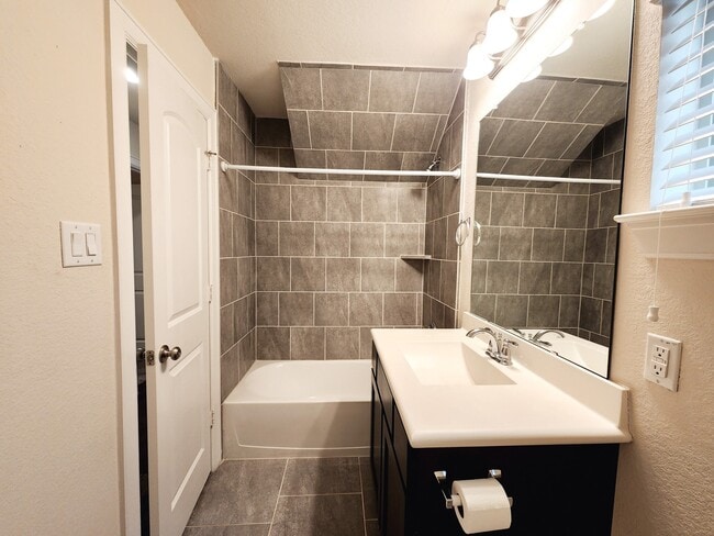 Building Photo - 10717 Madden Oaks Pl