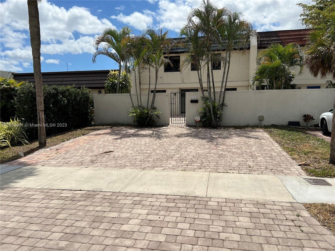 6752 Crooked Palm Terrace, Miami Lakes, FL 33014 Townhome Rentals in Miami Lakes FL