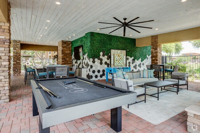 Piscina principal - The Laurel Apartments