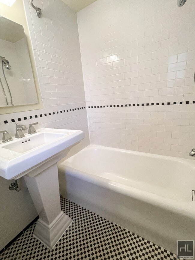 Building Photo - Spacious 1 bed 1 Bath Tudor City Pl