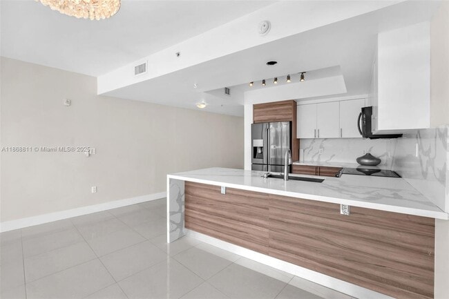 Building Photo - 2000 Bay Dr