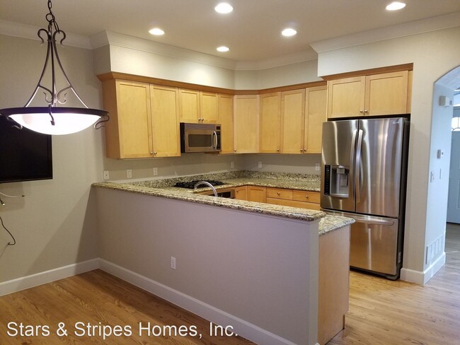 Building Photo - 4 br, 3.5 bath House - 440 Syracuse Street...