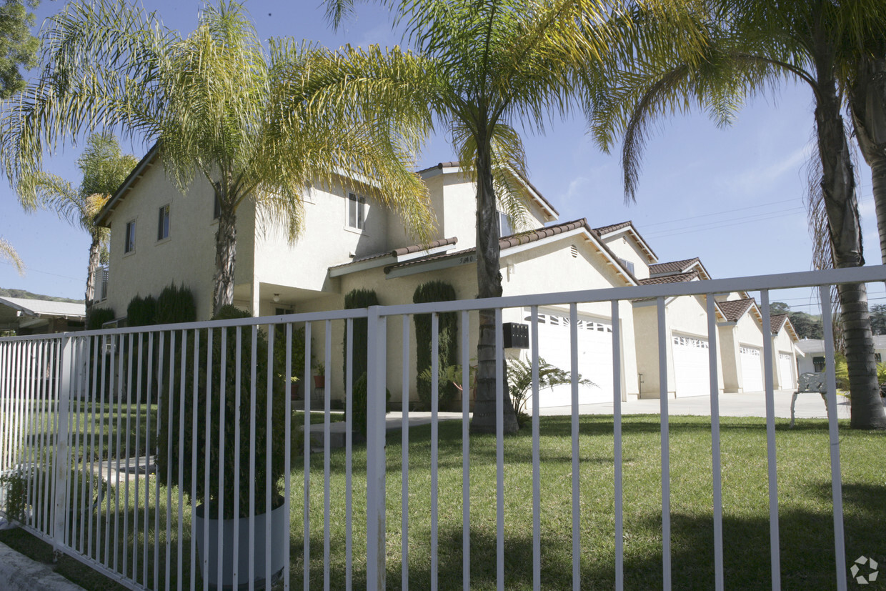 Primary Photo - 5840 Comstock Ave