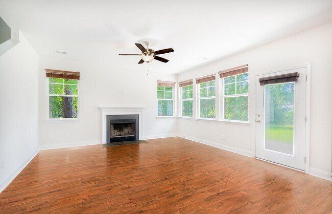 Foto del edificio - Modern Living in the Heart of Summerville!