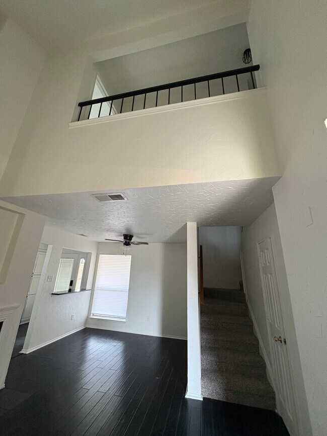 Building Photo - 827 W Harwood Rd