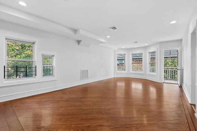 spacious living and dining room - 1617 Dorchester Rd