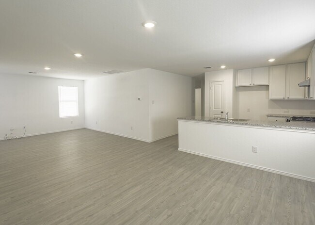 Foto del edificio - 3-Bed, 2-Bath Haven in a Top-Rated School ...
