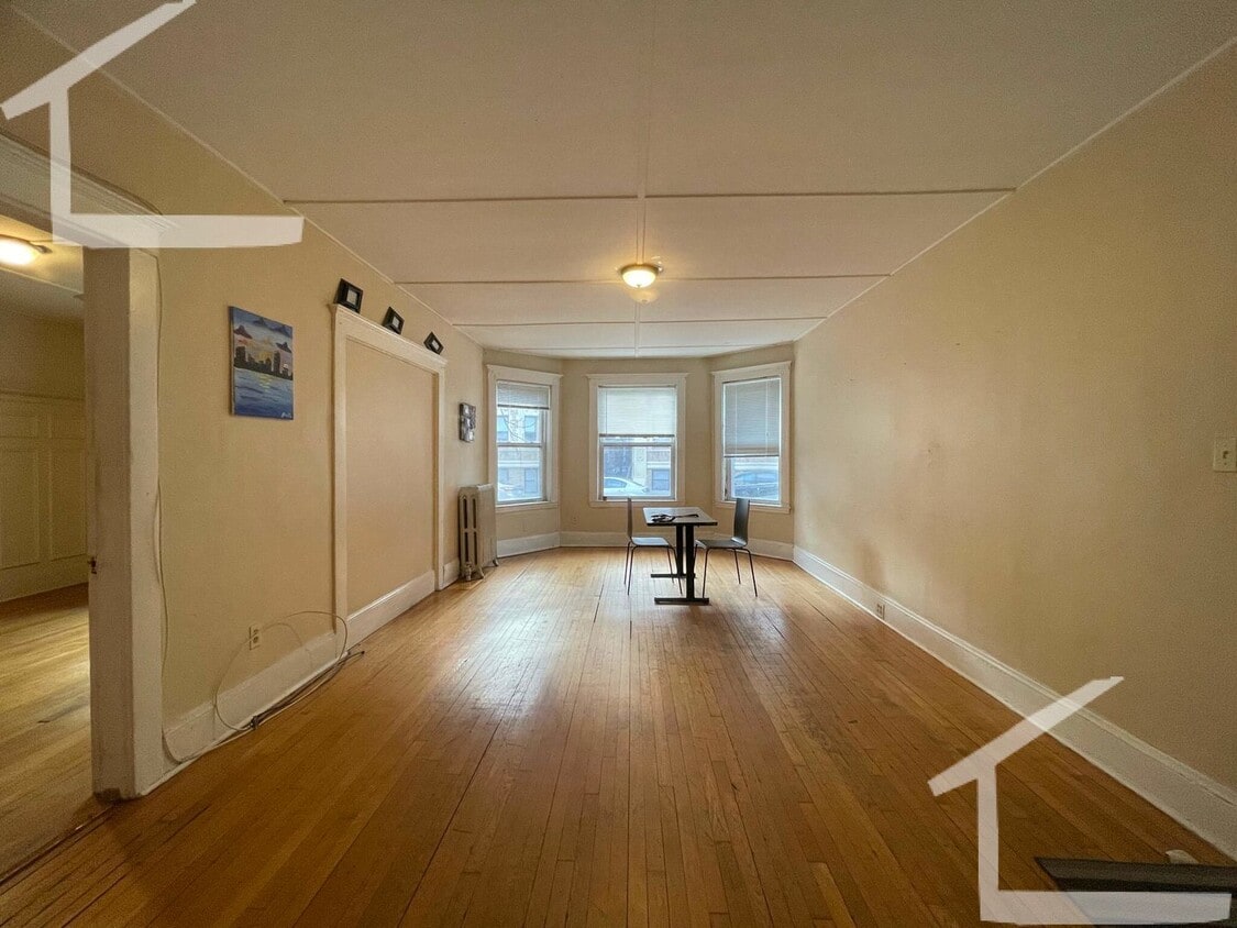 9/1 Oversized Allston 4BR/2BA w/heat inc - 9/1 Oversized Allston 4BR/2BA w/heat inc