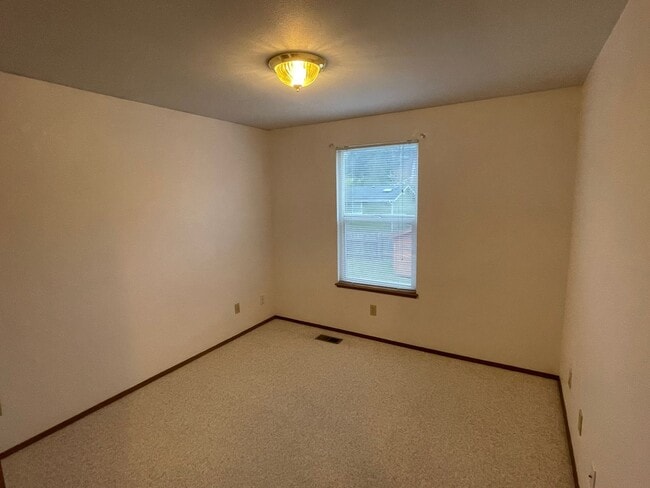 Building Photo - Beautiful 3 Bedroom Home! Pets Negotiable!