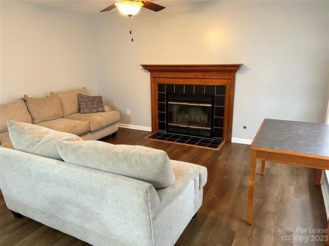 Foto del edificio - 5901 Thorn Hill Ln