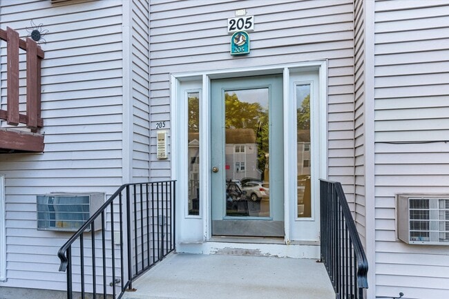Building Photo - 205 Circle Rd