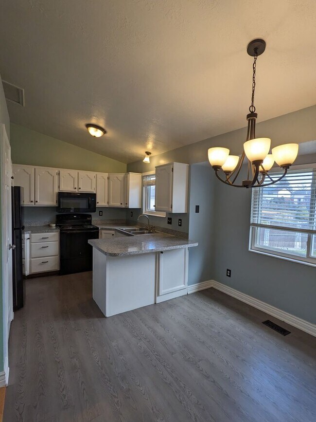 Foto del edificio - $1,800 Rent Credit! Spacious 5-Bed Clearfield Home with Garage & Fenced Yard