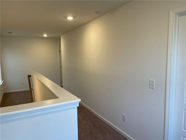 Building Photo - 31 Pineview Dr