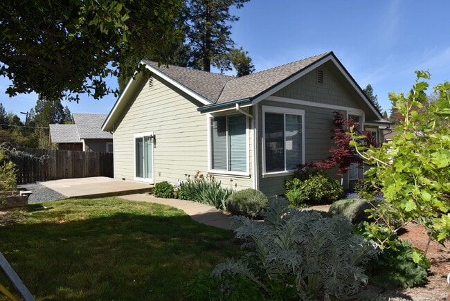 Building Photo - Desirable Grass Valley Home Close to Park