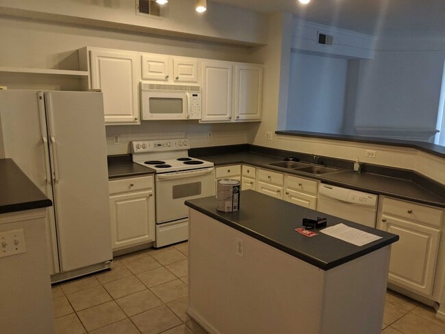 Foto del edificio - Two Bedroom Townhome Available For Rent In Rock Creek