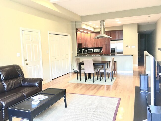 Building Photo - 859 N LaSalle Dr