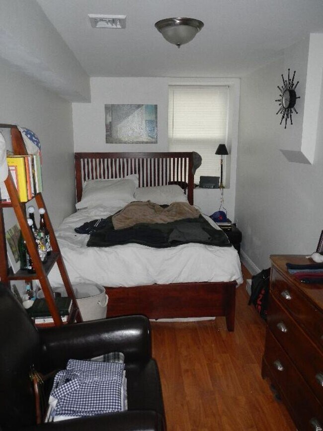 Building Photo - Spacious 5 Bed Right Near Fenway Area Schools