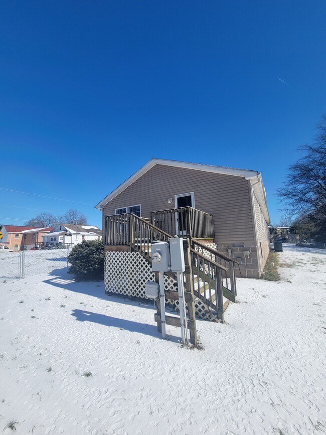 Building Photo - 211 Hickory St