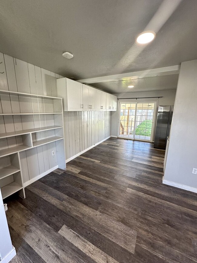 Building Photo - 1st Month Rent Free!  Charming & Modern 2-...