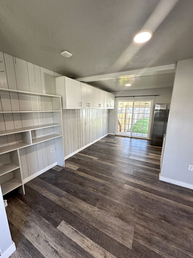 Foto del edificio - 1st Month Rent Free!  Charming & Modern 2-...