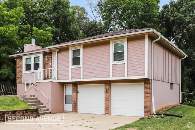Building Photo - 701 SE Redwood Ln