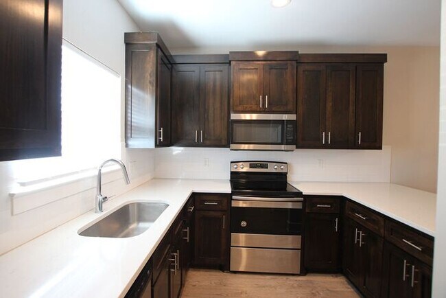 Foto del edificio - Coming Soon! 2 Bedroom 2.5 Bath Townhome a...