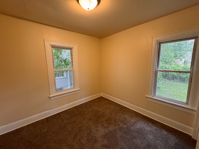 Building Photo - 806 S 32nd St