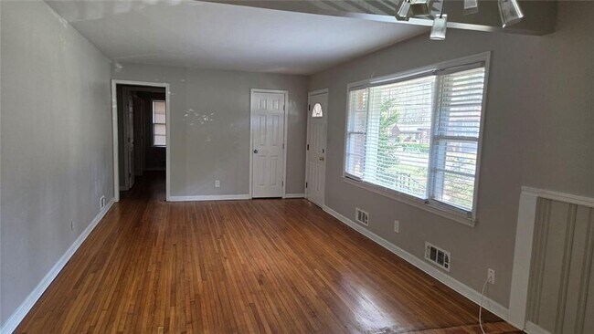 Foto del edificio - 136 Hillsdale Dr SE