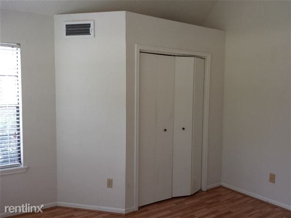 Building Photo - 2425 Holly Hall St