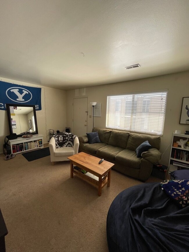 Building Photo - Upper Level 2 Bedroom 1 Bath