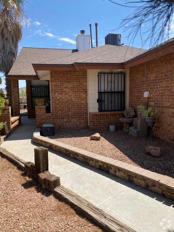 Building Photo - 895 Melville Ln