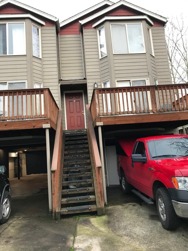 Building Photo - 613 R St