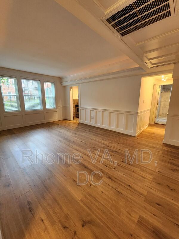 Building Photo - 1801 Queens Ln