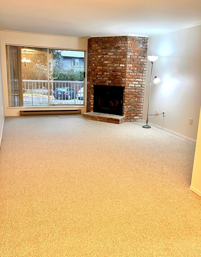 Large living room - 1001 Ridgeway Av
