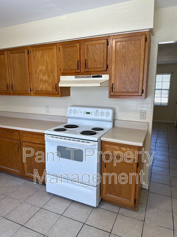 Building Photo - 3 Oak Forest Ln