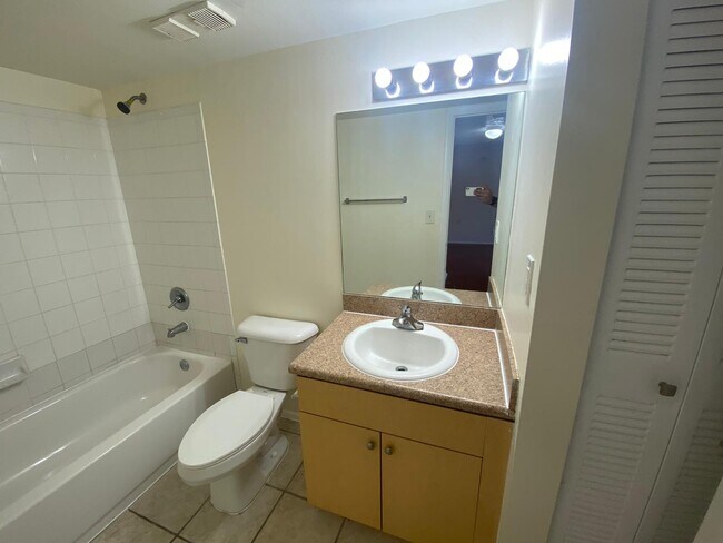 Foto del edificio - 1068 N Benoist Farms Rd
