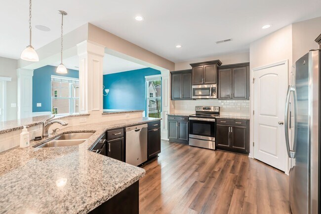 Foto del edificio - Beautiful 3 bed, 2.5 bath with garage and ...