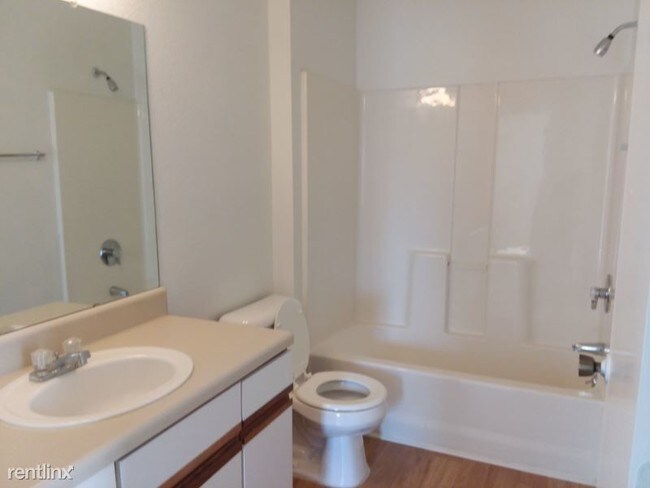 Building Photo - 3 br, 2 bath Apartment - 109 Oakbrook Dr.