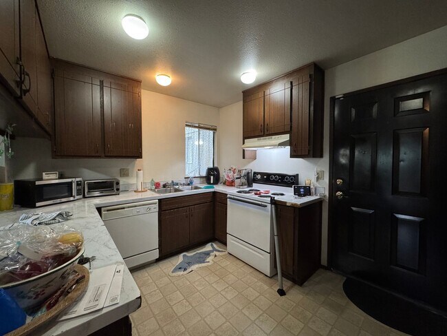 Foto del edificio - 2 Bedroom 1.5 Bath Townhouse near WWU and Fairhaven w/ Attached Garage