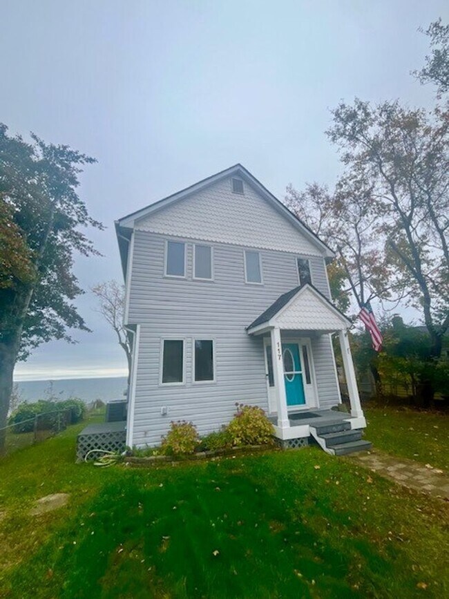 Foto del edificio - Gorgeous Water Front Home with Beach Access