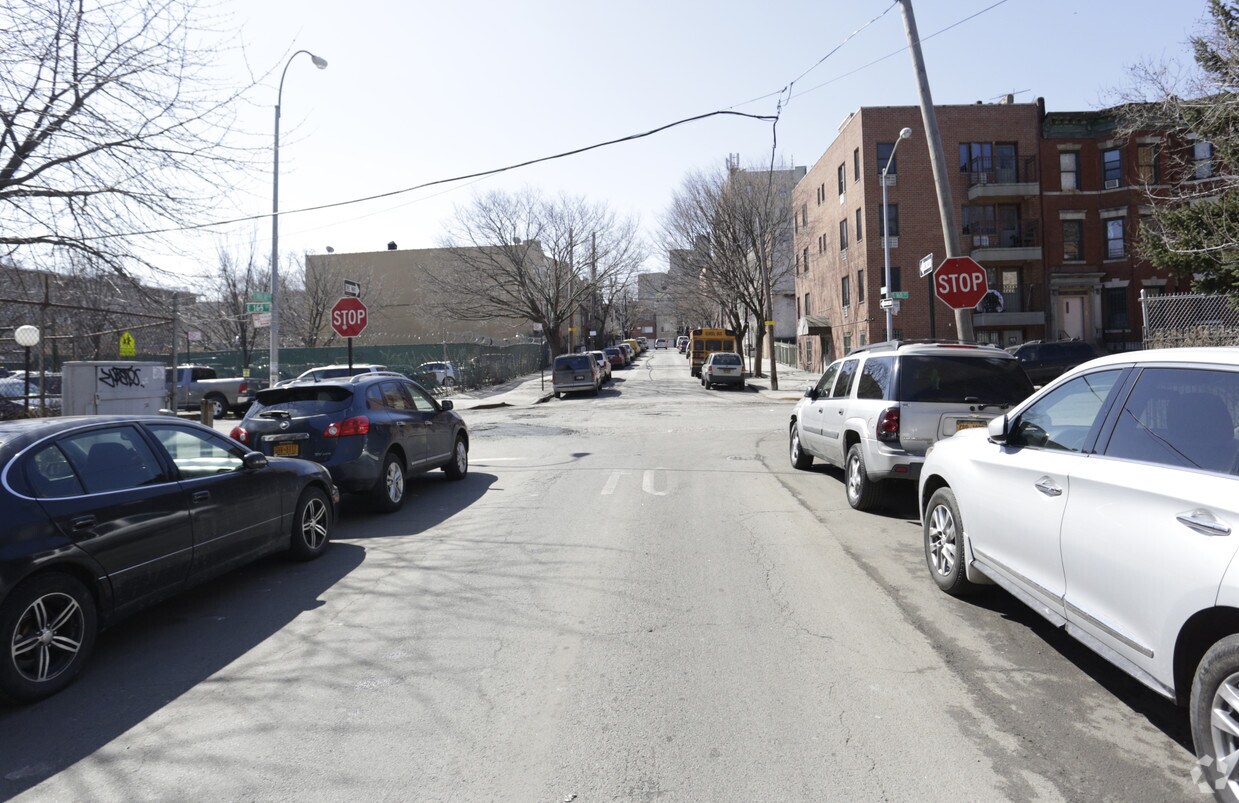 Foto del edificio - 1044 Findlay Ave