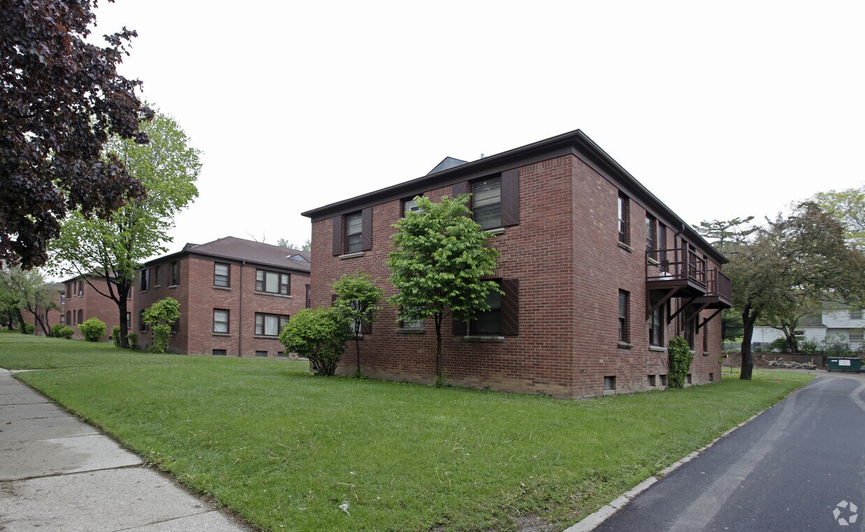 Primary Photo - Bluemound Courtyards